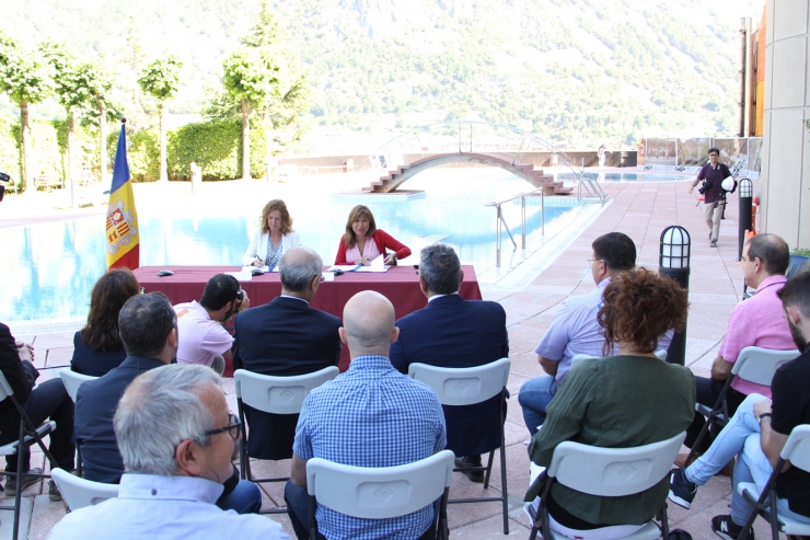 La signatura del conveni s'ha dut a terme a la piscina exterior dels Serradells, la instal·lació que primer es beneficiarà de la xarxa de calor.