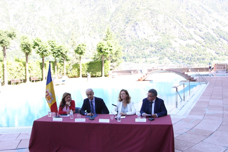 La signatura del conveni s'ha dut a terme a la piscina exterior dels Serradells, la instal·lació que primer es beneficiarà de la xarxa de calor.