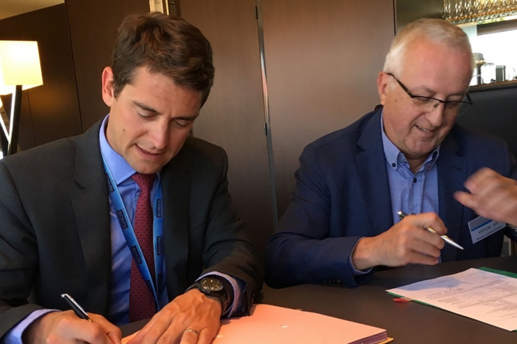 El director general de Navblue, Thomas Lagaillarde, i el president de la Cambra de Comerç, Miquel Armengol signen l'acord per a l'estudi de viabilitat de l'aeroport.