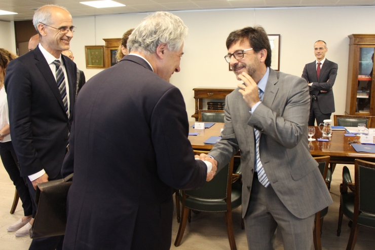 El ministre de Finances, Jordi Cinca, saluda el cap negociador de la Unió Europea per a l’acord d’associació del Servei Europeu d’Acció Exterior, Thomas Mayr-Harting.