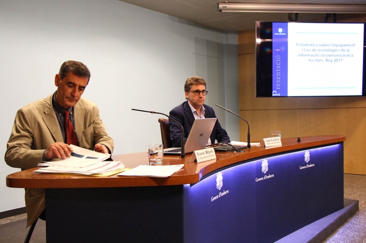 El coordinador del departament d'Estadística del Govern, Enric Ripoll, i el portaveu d'Andorra Telecom, Carles Casadevall, durant la roda de premsa per presentar els resultats de l'enquesta.