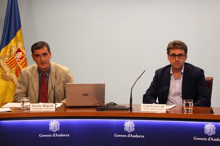 El coordinador del departament d'Estadística, Enric Ripoll i el portaveu  d'Andorra Telecom, Carles Casadevall, durant la roda sobre l'enquesta.