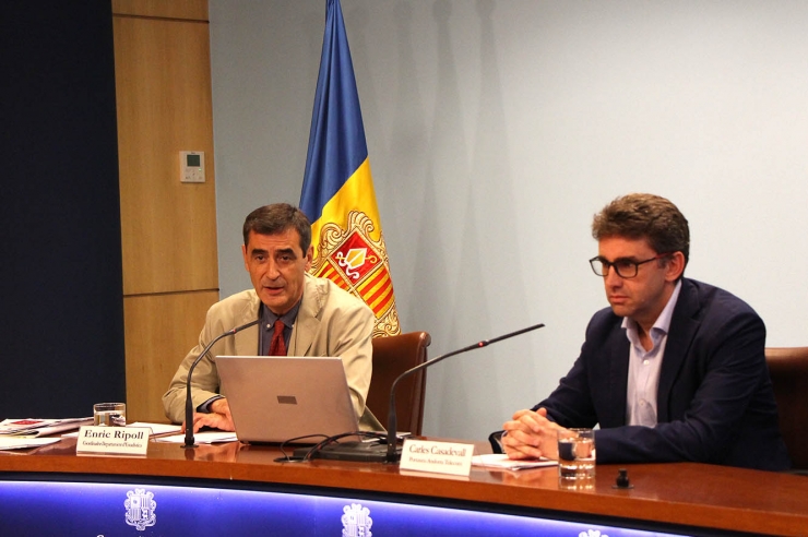 El coordinador del departament d'Estadística, Enric Ripoll i el portaveu  d'Andorra Telecom, Carles Casadevall, durant la roda per presentar els  resultats de l'enquesta.