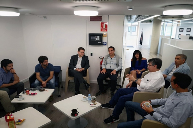 Una imatge de la trobada entre el col·lectiu Twenty50 i representants d'El Niu d'Andorra Telecom.