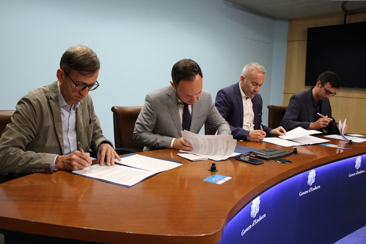 Els representants de cada empresa i el ministre durant la signatura dels tres convenis.