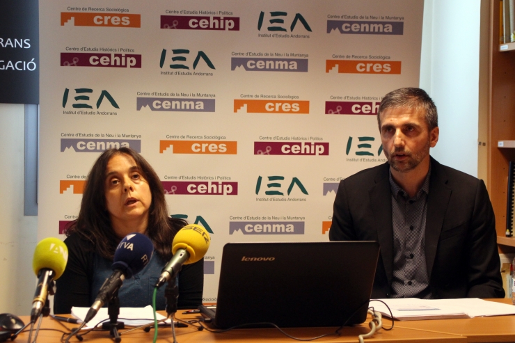 La investigadora del CRES, Pepa Batalla, i el director del CRES, Joan Micó, presenten els resultats de l'estudi 'El mercat de treball a Andorra'.