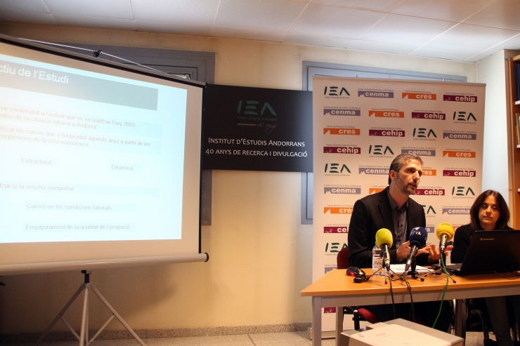 La investigadora del CRES, Pepa Batalla, i el director del CRES, Joan  Micó, presenten els resultats de l'estudi 'El mercat de treball a  Andorra'.