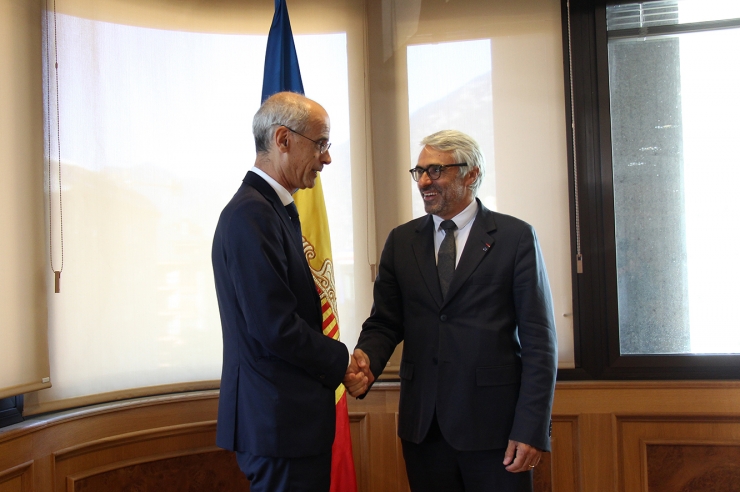 El director del Centre de Política Tributària i Administració de  l'OCDE, Pascal Saint-Amans, amb el cap de Govern, Toni Martí.
