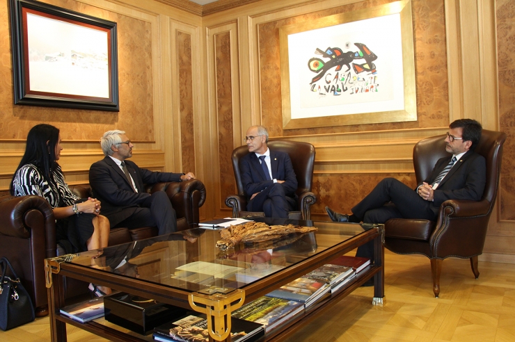 Un moment de la reunió entre el director del Centre de Política Tributària i Administració de  l'OCDE, Pascal Saint-Amans; el cap de Govern, Toni Martí; el ministre de Finances, Jordi Cinca i la secretària d’Estat d’Afers Financers Internacionals, Clàudia Cornella.