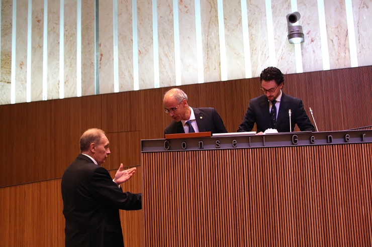 El cap de Govern, Toni Martí, conversa amb el president del grup parlamentari mixt, Josep Pintat, moment abans de l'inici de la sessió al Consell General.