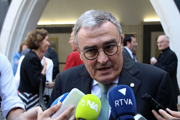 L'ambaixador espanyol, Àngel Ros, durant unes declaracions davant dels mitjans després de la celebració del Dia de Meritxell.