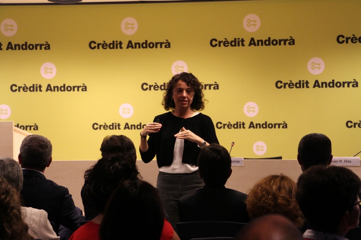 Núria Mas, durant la xerrada que ha ofert a Crèdit Andorrà.