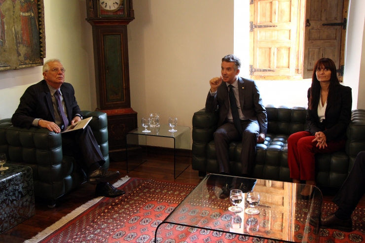 Un moment de la trobada del ministre d'Afers Exteriors espanyol, Josep Borrell, amb el síndic general, Vicenç Mateu.