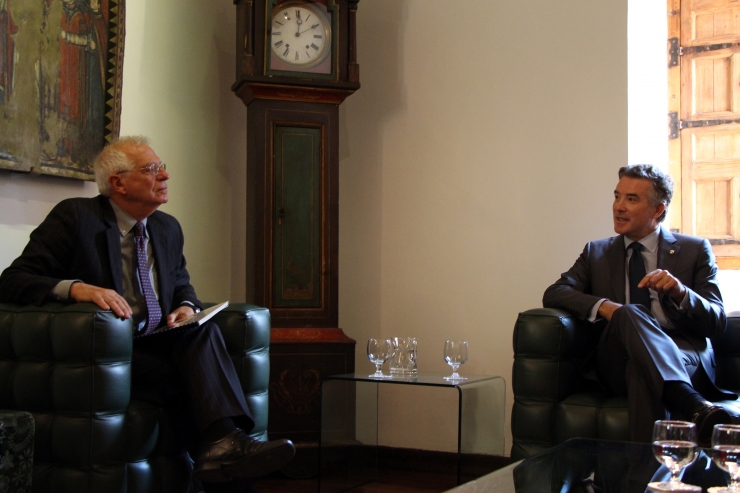 Un moment de la trobada del ministre d'Afers Exteriors espanyol, Josep Borrell, amb el síndic general, Vicenç Mateu.