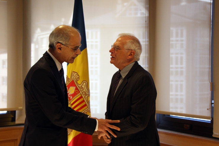 Un moment de la trobada del ministre d'Afers Exteriors espanyol, Josep Borrell, amb el cap de Govern, Toni Martí.
