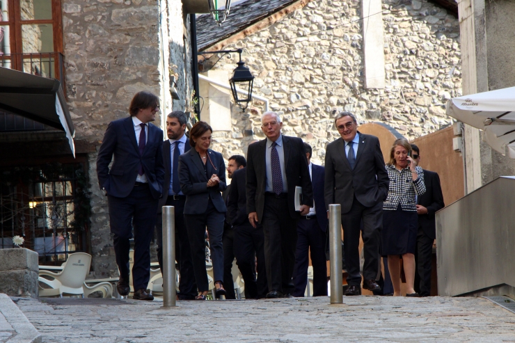 El ministre d'Afers Exteriors espanyol, Josep Borrell, dirigint-se a Casa de la Vall per reunir-se amb el síndic general, Vicenç Mateu.