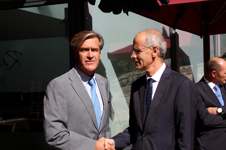 Juan Fernando López Aguilar, ponent permanent del Parlament Europeu per a l’acord d’associació entre la UE i Andorra, i el cap de Govern, Toni Martí, se saluden abans de dinar.
