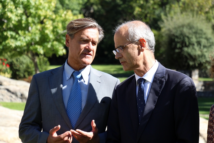 Juan Fernando López Aguilar, ponent permanent del Parlament Europeu per a l’acord d’associació entre la UE i Andorra, i el cap de Govern, Toni Martí, intercanvien les primeres paraules abans de dinar.