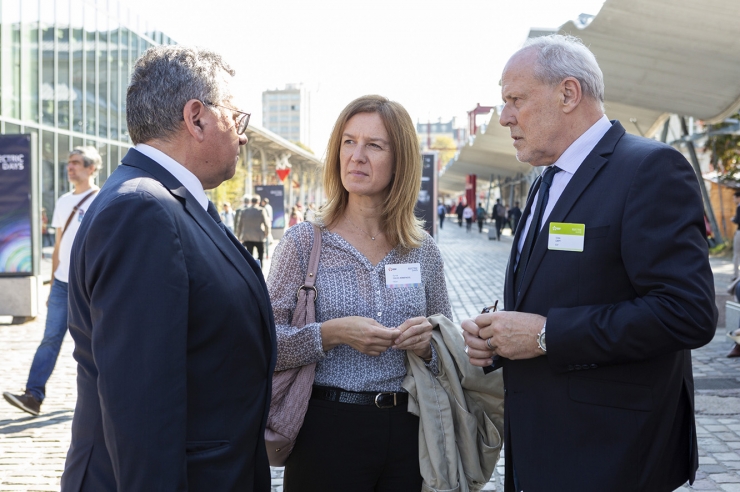 La ministra de Medi Ambient, Agricultura i Sostenibilitat, Sílvia Calvó; el director de FEDA, Albert Moles, i el president d'EDF, Jean-Bernard Lévy.