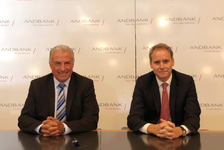 El sotsdirector general de Banca País d'Andbank, Josep Maria Cabanes i l'economista en cap de l'entitat, Álex Fusté després de la presentació de l'Andbank Wealth.