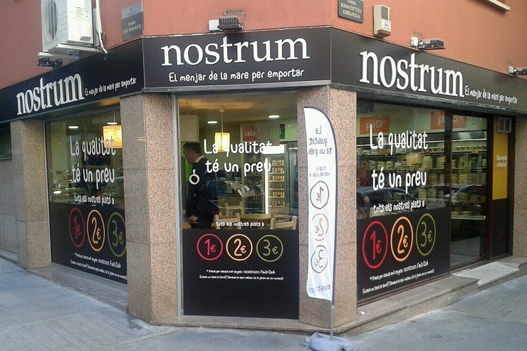 La botiga Nostrum a la cruïlla dels carrers Bonaventura Riberaygua i Joan Maragall d'Andorra la Vella.