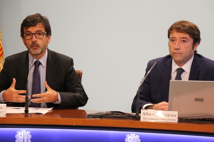 El ministre de Finances, Jordi Cinca, i el director general de Tributs i Fronteres, Albert Hinojosa, durant la roda de premsa d'aquest dijous.