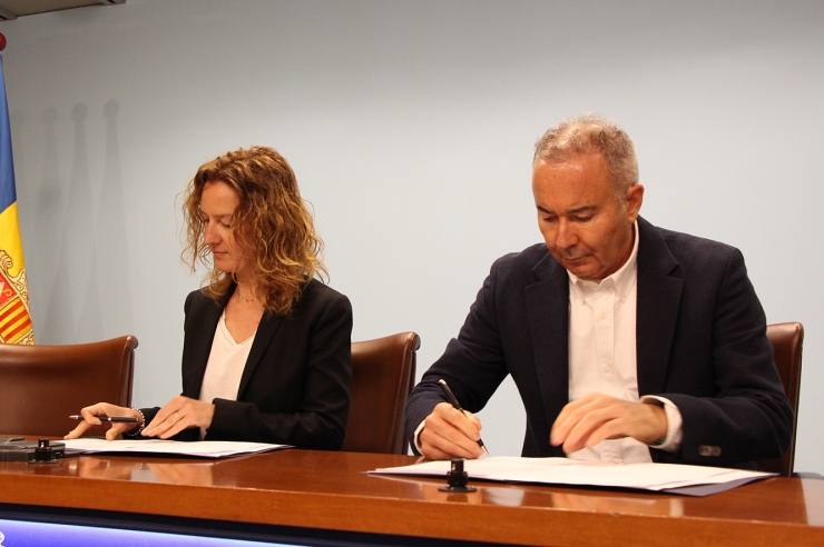 El president del grup Bomosa, Turi Mora, i la ministra de Medi Ambient, Agricultura i Sostenibilitat, Sílvia Calvó, en la signatura dels convenis entre ambdues parts.