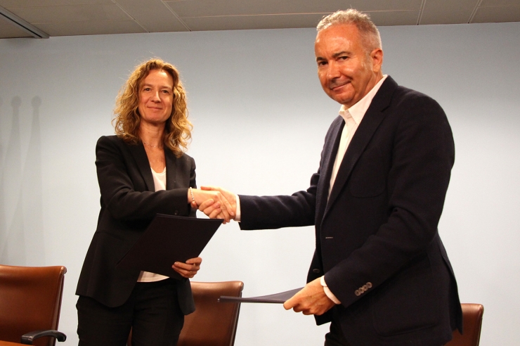 El president del grup Bomosa, Turi Mora, i la ministra de Medi Ambient,  Agricultura i Sostenibilitat, Sílvia Calvó, en la signatura dels  convenis entre ambdues parts.