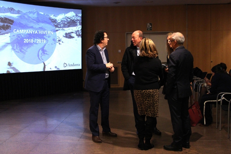 El gerent d'Andorra Turisme, Betim Budzaku, i el ministre de Turisme, Francesc Camp, conversen amb assistents a la presentació de la campanya.