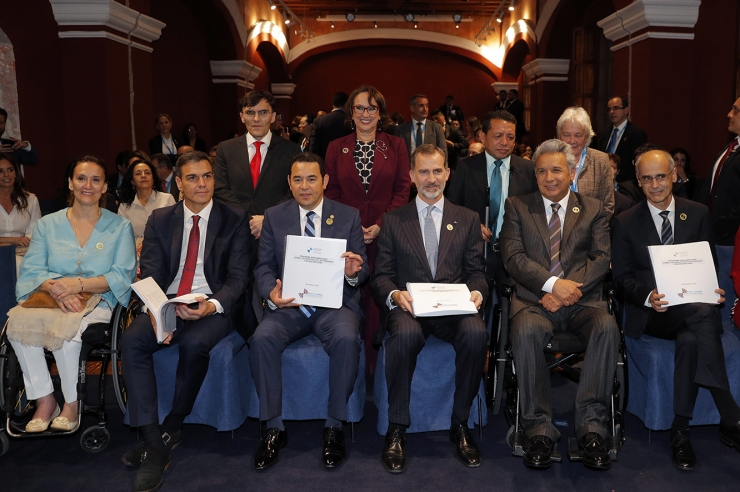 El cap de Govern, el primer per la dreta, juntament amb el rei d'Espanya i altres autoritats durant la presentació del programa iberoamericà per a persones discapacitades.