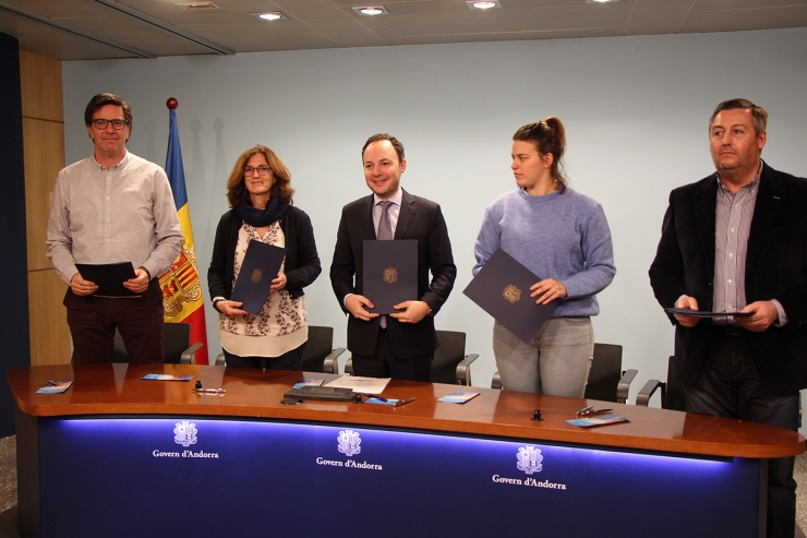 El ministre d'Afers Socials, Justícia i Interior, Xavier Espot, amb els quatre representants de les empreses després de signar el conveni.