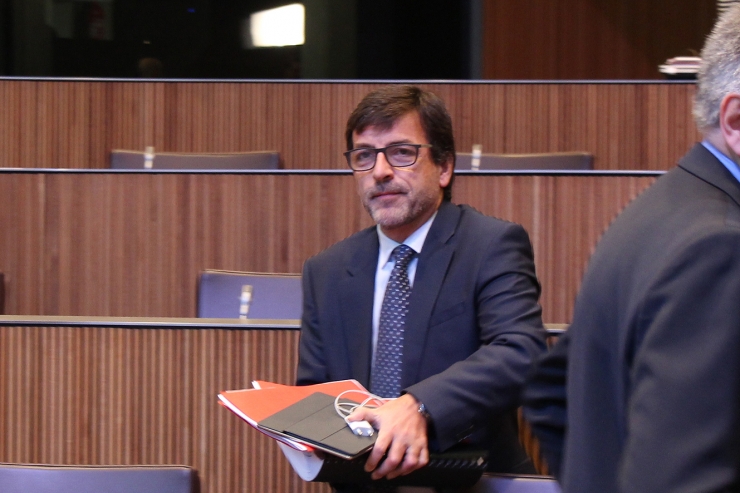 El ministre de Finances, Jordi Cinca, moments abans de l'inici del debat.