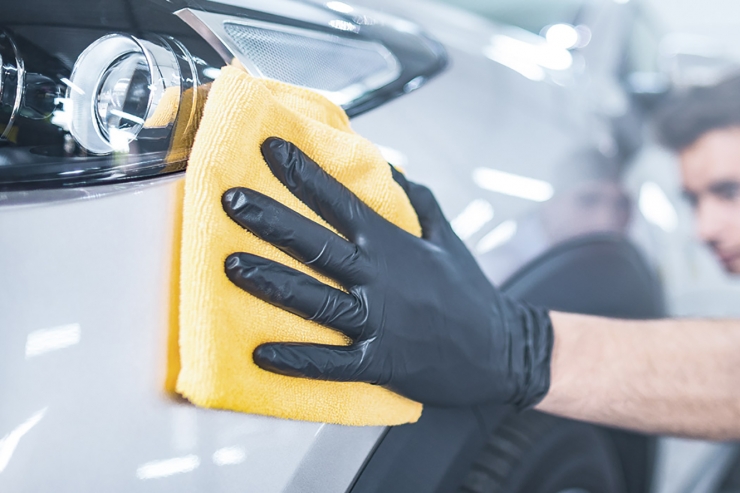 La neteja exterior dels cotxes es fa amb una tovallola de microfibra.