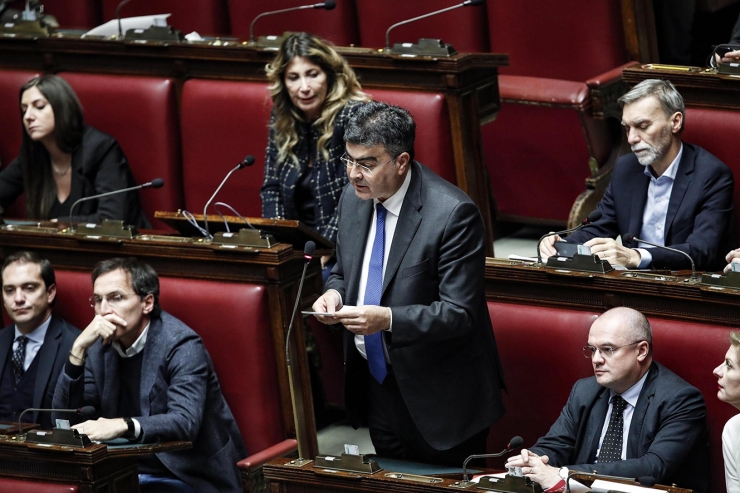 El diputat del Partit Demòcrata, Emanuele Fiano, intervé durant el debat del pressupost d'Itàlia a la cambra de diputats el 30 de desembre.