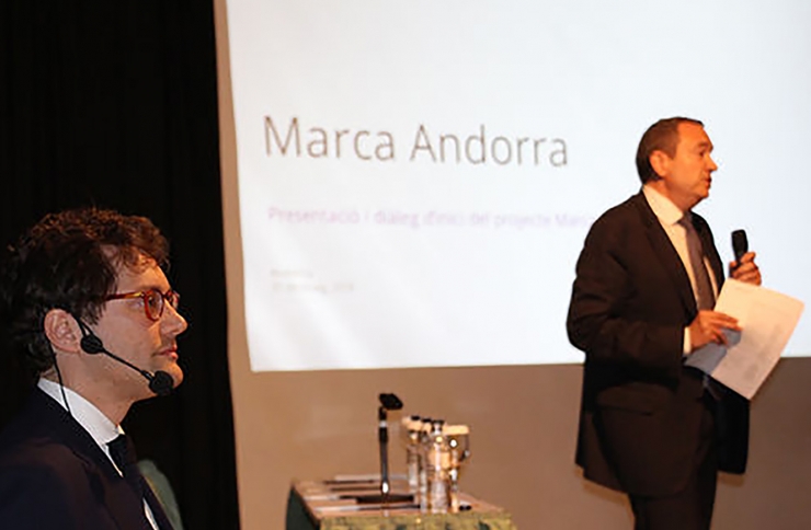 El conferenciant Gonzalo Vilar i el president de la Comissió Marca Andorra, Pere Augé, en la presentació en societat del projecte.