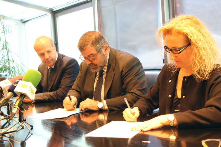 Els saigs Xavi Granyó i Lourdes Alonso, amb el president del consell  d'administració de la CASS, Jean-Michel Rascagneres, signen un conveni.