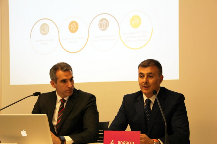 El director de l’Oficina Digital d’Andorra Telecom, Cesar Marquina, i el director general de Medi Ambient i Sostenibilitat del Govern d’Andorra, Marc Rossell, durant la roda de premsa.