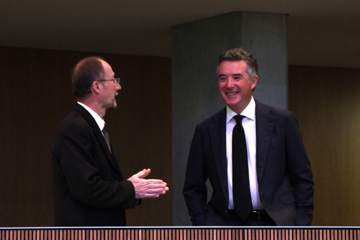 El conseller de Socialdemocràcia i Progrés Víctor Naudi conversa amb el síndic general, Vicenç Mateu.
