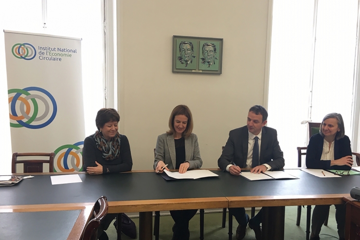 D'esquerra a dreta, l'ambaixadora d'Andorra a França, Cristina Rodríguez; la ministra de Medi Ambient i Sostenibilitat, Sílvia Calvó; el president de l'Institut d'Economia Circular de França, François-Michel Lambert, i l'ambaixadora de França a Andorra, Jocelyne Caballero, durant la signatura.