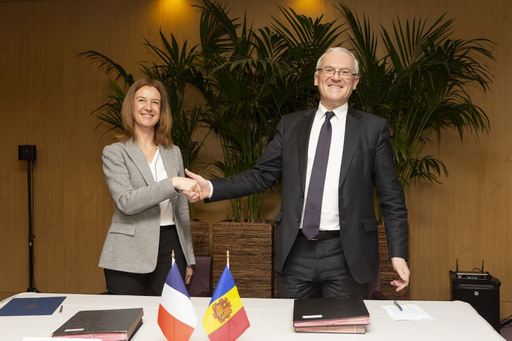 La ministra de Medi Ambient, Agricultura i Sostenibilitat, Sílvia  Calvó, durant la signatura del conveni marc amb el president del grup  Electricité de France (EDF), Jean-Bernard Lévy, aquest dimarts.