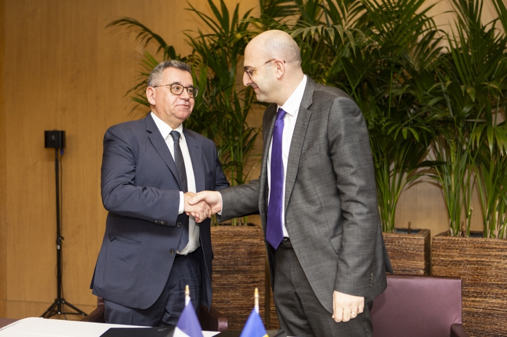 El director general de FEDA, Albert Moles, amb el director de negocis d’EDF, Lionel Zecri.
