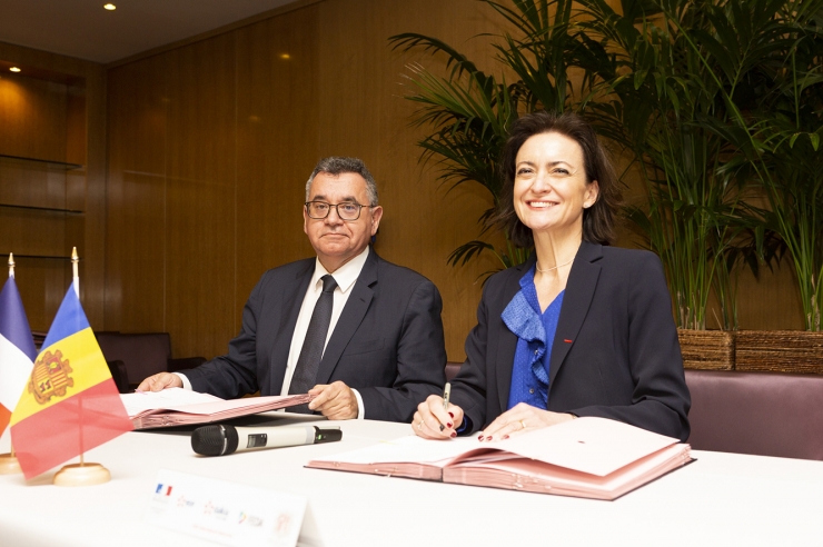El director general de FEDA, Albert Moles, durant la signatura d'un dels acords.