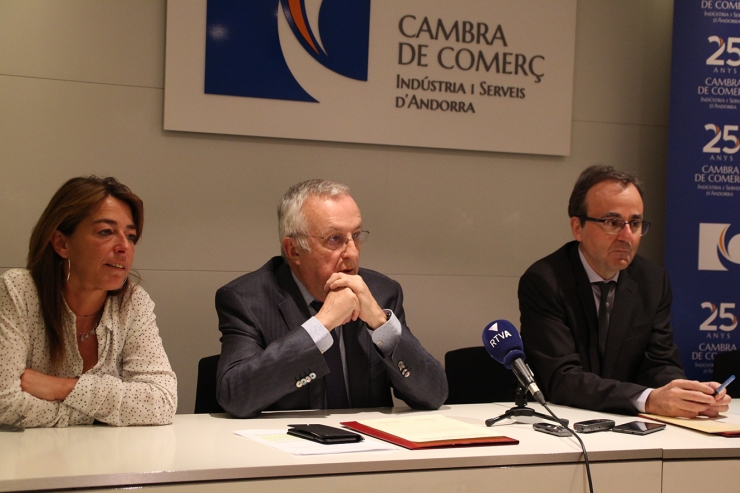 La responsable de formació de la Cambra, Stella Canturri; el president, Miquel Armengol, i el director general adjunt de BancSabadell d'Andorra, Josep Segura, durant la roda de premsa d'aquest dimecres.