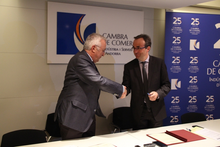 El president de la Cambra, Miquel Armengol, i el director general adjunt de BancSabadell d'Andorra, Josep Segura, es donen la mà després de signar l'acord.