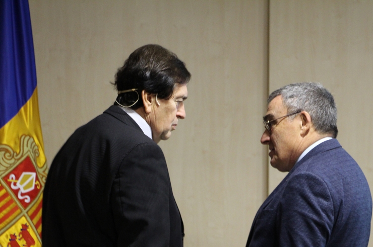 El secretari general del CLAD, Francisco Velázquez, conversa amb l'ambaixador d'Espanya a Andorra, Àngel Ros, abans de l'inici de l'acte.