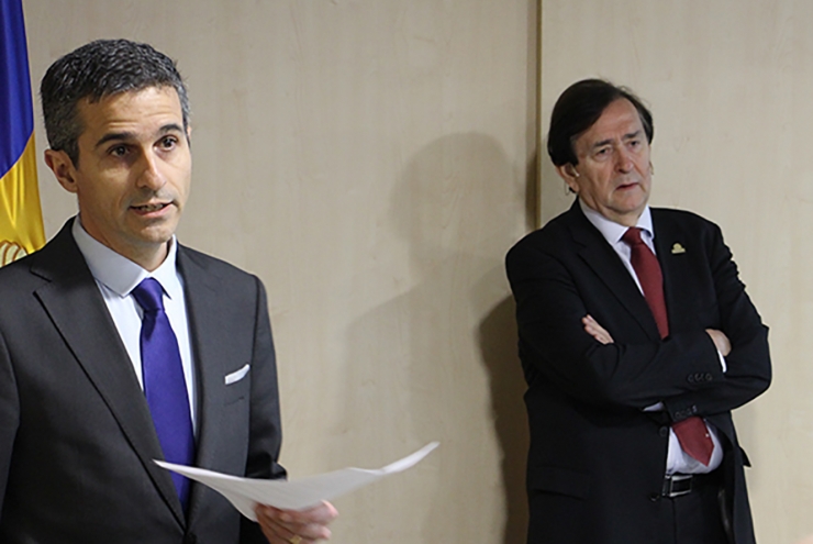 El secretari d'Estat de Funció Pública i Reforma de l'Administració, Antoni Rodríguez, presenta el conferenciant, el secretari general del CLAD, Francisco Velázquez.