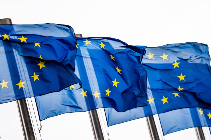Banderes de la Unió Europea (UE) onegen, aquest dimecres, a les portes de la Comissió Europea a Brussel·les (Bèlgica).