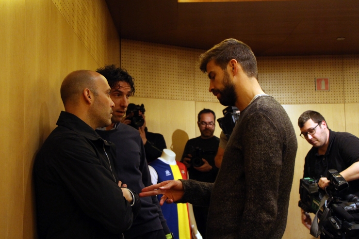 El fundador i president de Kosmos, Gerard Piqué, conversa amb l'entrenador de l'FC Andorra, 'Gabri' Garcia de la Torre.