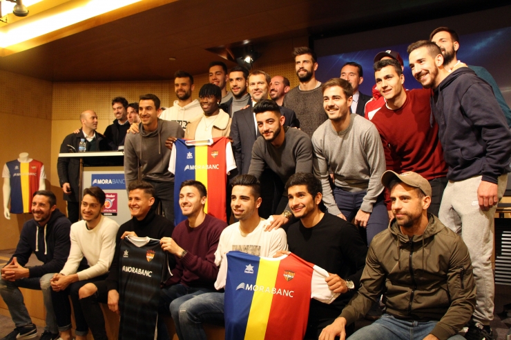 Foto de grup del primer equip de l'FC Andorra amb el fundador i president de Kosmos, Gerard Piqué; el director general de MoraBanc, Lluís Alsina, i el Kosmos Head of Division, Ferran Vilaseca.
