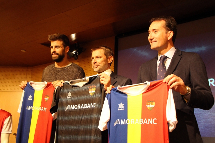 Gerard Piqué, fundador i president de Kosmos; Lluís Alsina, director general de MoraBanc, i Ferran Vilaseca, Kosmos Head of Division, amb la samarreta de l'FC Andorra.